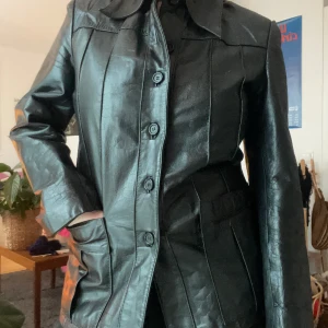 Vintage skinnjacka - Vintage skinnjacka från märket city club! Köpt second hand så är lite sliten men går absolut att använda! Ena fickan sitter lite löst men det borde utan problem gå att fästa 💋