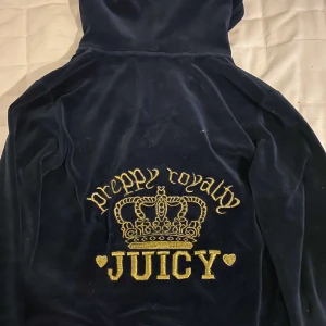 Juicy kofta - Jätte fin mörkblå juicy couture kofta storlek S men passar även xs. Jätte bra skick o inte så använd. köpt på plick