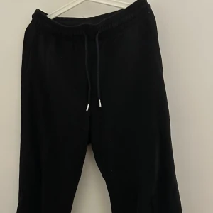 Svarta mjukis byxor - Jätte bra passform, sköna. Använd några gånger. Om man vill ha oversized och e medium är detta toppen
