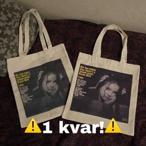 Säljer dem här superfina Lana Del Rey ”Ocean Blvd” - totebagen! Dem är sprillans nya och har inte använts alls. Själva totebagen är gjort av tjockt material så kvaliteten är sjukt bra, och storleken är som en ordanarie totebag! Skriv om du har frågor <3 