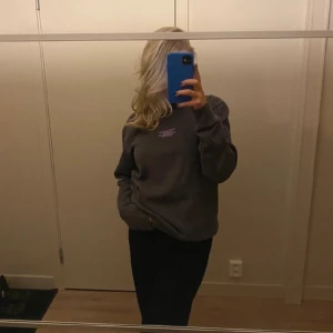 Mörk-Grå Sweatshirt med ett coolt tryck  - Nästan aldrig använd, normal i storlek och har ett coolt tryck på baksidan av tröjan (se bilderna) 💓