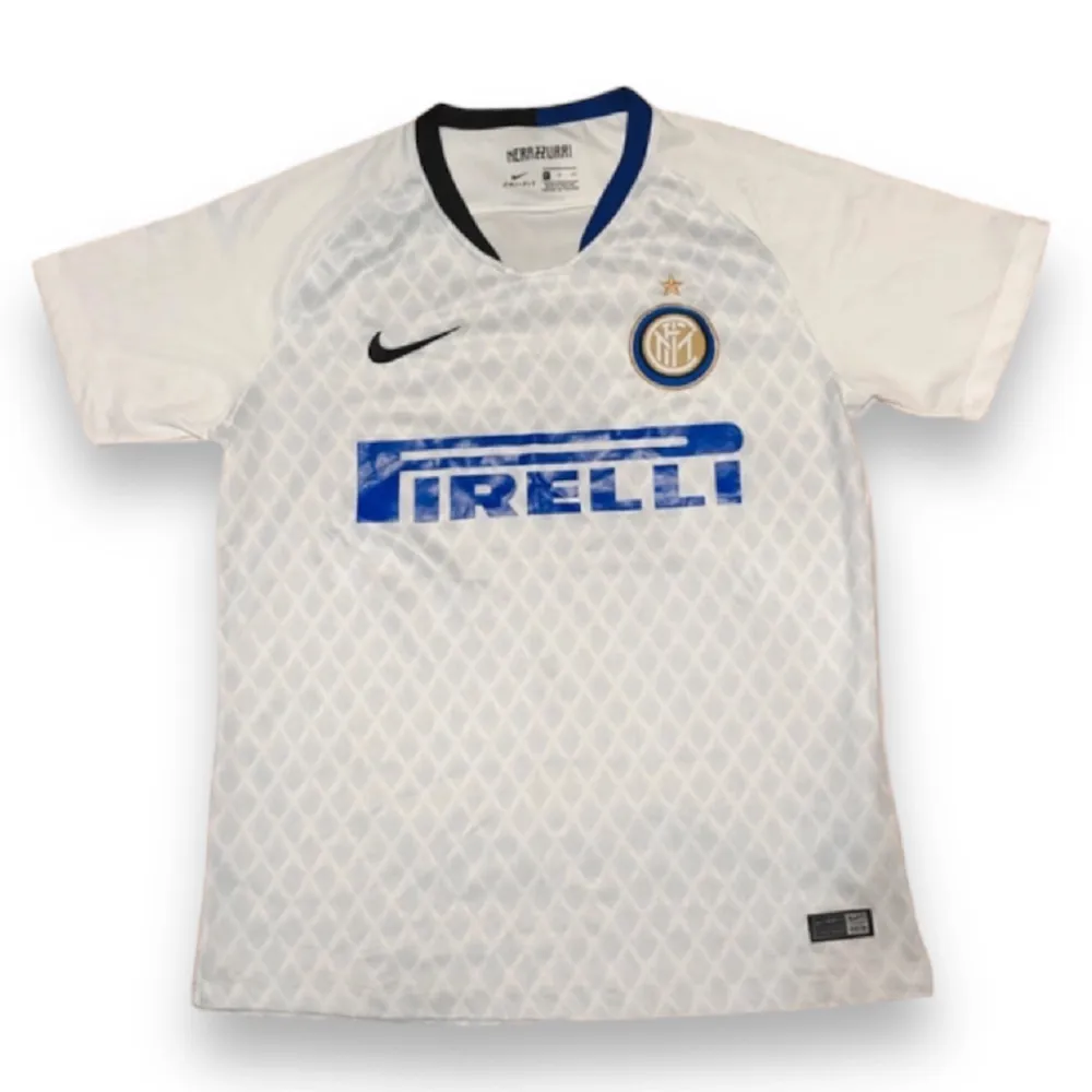 Snygg Inter fotbollströja i Fint skick, storlek S. T-shirts.