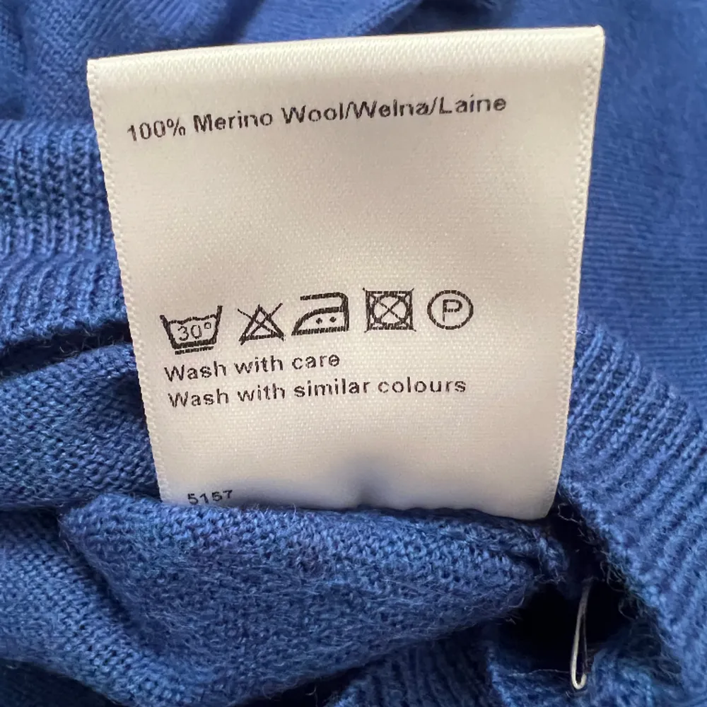 100% Merino Wool  Storlek XXL men är liten i storleken.  Ny med prislapp . Tröjor & Koftor.
