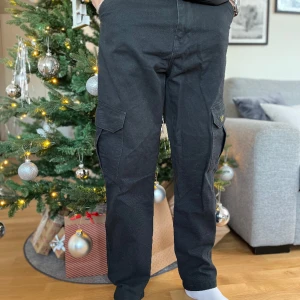 Cargobyxor - Vailent cargo byxa  Storlek M Använda fåtal gånger Nästan nyskick, inköpta på Carlings