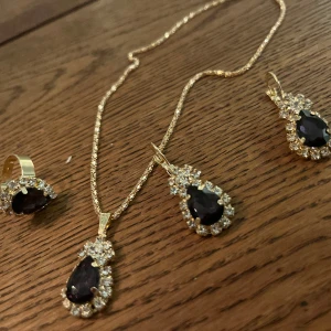 Smyckesset - Alltså så himla fint sett , perfekt mot jul hur fint?! Älskar😍 I mörk lila färg - one size