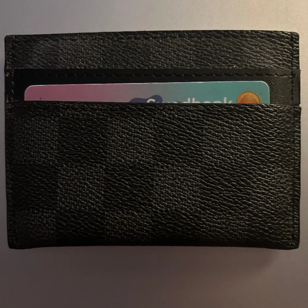 Lv cardholder har orginalförpackningen men inget kvitto lägg ditt bästa bud . Accessoarer.