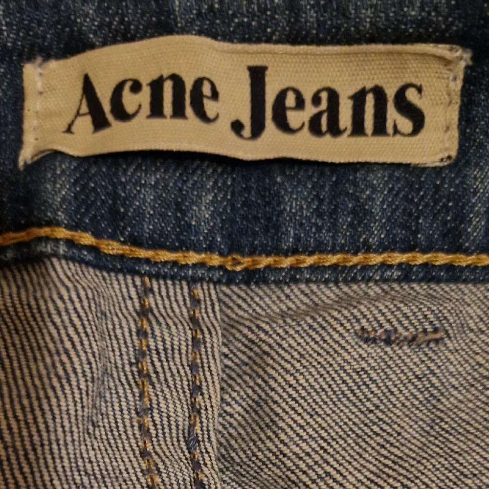 Super snygga jeans från Acne. Knappt använda och väldigt bra skick. Har inte använts särskillt mkt för att dem är lite för hög midjade för min smak, men ändå svin snygga. Jeans & Byxor.