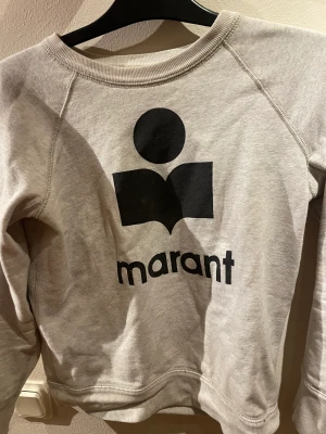 Marant tröja - Säljer denna Isabelle Marant tröja i använt skick, då den inte kommer till användning längre💓har en liten fläck som jag inte fått bort men det går säker att ta bort 