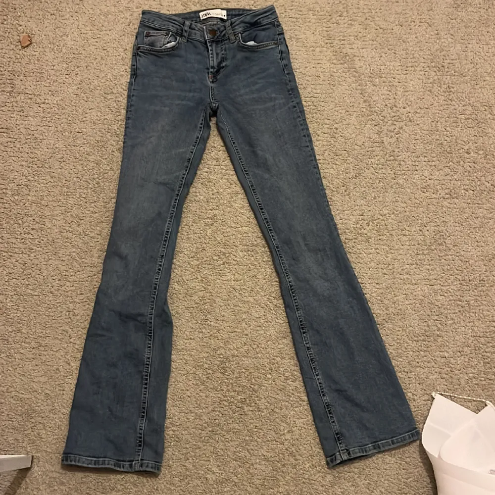 De här fina bootcut jeans från zara. De blev lite för små för mig. De är i jättebra skick🎀. Jeans & Byxor.