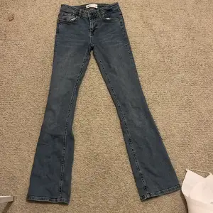 De här fina bootcut jeans från zara. De blev lite för små för mig. De är i jättebra skick🎀