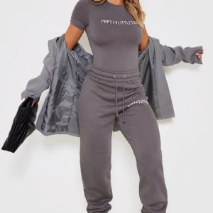 Gråt PLT sett🩶 - Jätte fint grått sett från pretty little thing i storlek S, köpt för 150kr. Man kan alltid komma provat för fler bilder💕.