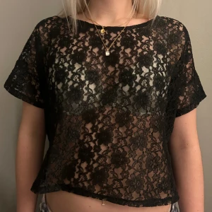 Spetts topp  - Säljer nu min jättesnygga spetts topp då den tyvärr är för stor!! Endast använd en gång, så har inga deffekter!!💕 Köpt för 400kr och den sälj inte längre!!