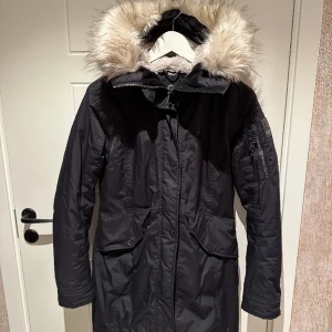 Vinter jacka  - Använd sparsamt en vinter, inga märken ser helt ny ut. Väldigt varm under vinterhalvåret. Köpte den ny för 2500, bud från 1250kr.