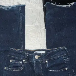 säljer dessa jätte fina mörk blå jeans från zara med sligage längst ner. Använda några få gånger och pris kan diskuteras