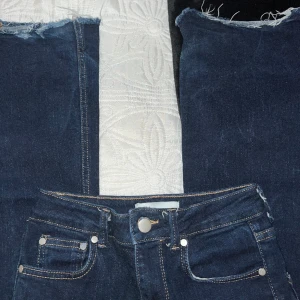 Bootcut jeans  - säljer dessa jätte fina mörk blå jeans från zara med sligage längst ner. Använda några få gånger och pris kan diskuteras