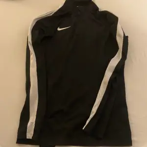 Nike tränings tröja Använd fåtal gånger Nypris ca 650