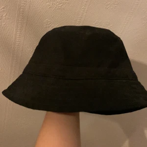 fiskehatt ! - TRYCK EJ PÅ KÖP NU fiskehatt/buckethat från Monki, köpt för länge sen men aldrig använd. strl M.