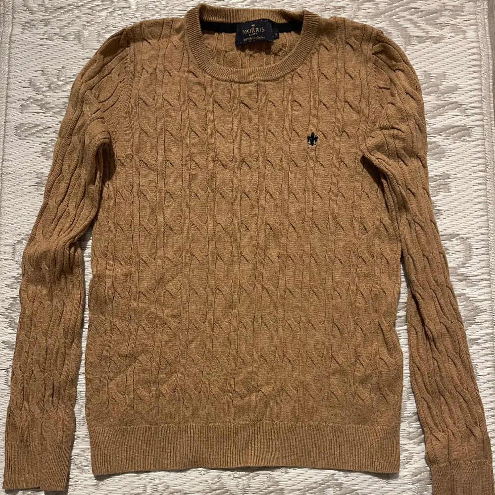 Superfin stickad brun tröja. Aldrig använd och i topp skick. Nypris 1 199 säljer för 350 då den ej kommer till användning🤍. Tröjor & Koftor.