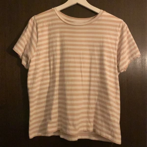 t-shirt ! - TRYCK EJ PÅ KÖP NU från lager 157 i strl M, använd men i bra skick. passar M/L