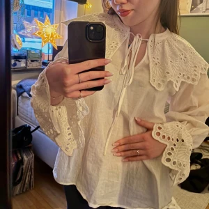 Vit blus - Så fin blus från MQ, kommer ej till användning🤍 finns en liten defekt, fråga om bild☺️