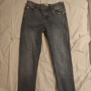 Lowwaist jeans  - Säljer ett par för små låg midjade byxor i storlek xs då de inte passar mig längre. Endast använd en gång 