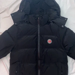 TRAPSTAR JACKA - Hej Jag säljer en trapstar jacka oanvänd för 1500 kr. Jag säljer den för att jag har en annan vinter jacka så varför inte få lite pengar i fickan istället. Som sagt säljer jag den för 1500 kr men kom med prisförslag så kanske vi kan få det att funka. 