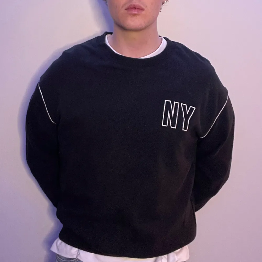 En svart sweatshirt med vita detaljer. Storlek M (jag är 183cm). Tröjor & Koftor.