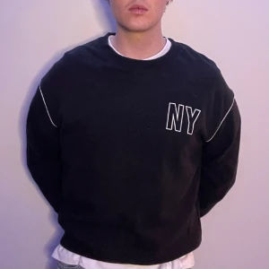 Svart vit sweatshirt - En svart sweatshirt med vita detaljer. Storlek M (jag är 183cm)