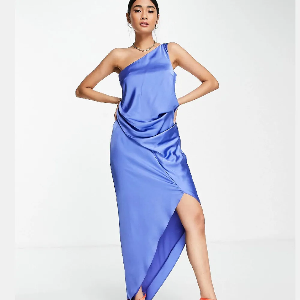Slutsåld populär Asos klänning, storlek M💙. Klänningar.