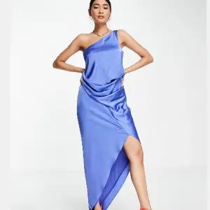 Slutsåld populär Asos klänning, storlek M💙