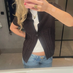 Kortärmad kofta  - Aldrig använd!! Står inte storlek men passar S 