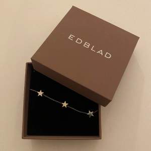 Gulligt silverfärgat armband från Edblad med stjärnor på. Kostar 399 i nypris💕💕