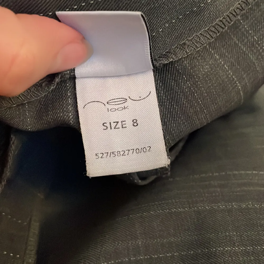 säljer mina superfina randiga kostymbyxor då dem är för små för mig tyvärr. Jeans & Byxor.