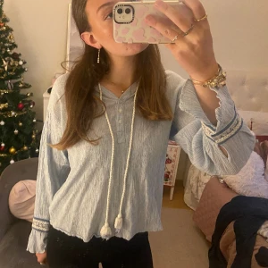 Blus från Replay - Supersöt blus från replay. Man kan knyta där framme eller ha såhär. Står inte storlek, skulle säga S/M