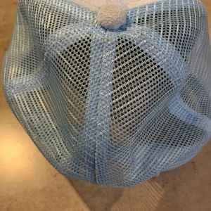 Velvet keps - En nästan helt oanvänd ljusblå keps från Emilio Pendenza