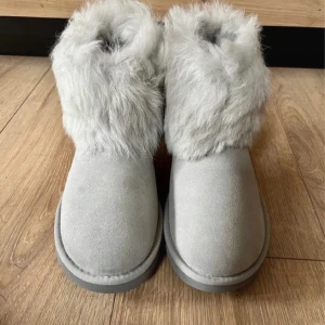 Äkta uggs  - ! INTRESSEKOLL ! Jag funderar på att sälja mina äkta uggs om inte säljs längre och är svåra att hitta. Säljer vid bra bud! 🩶🩶