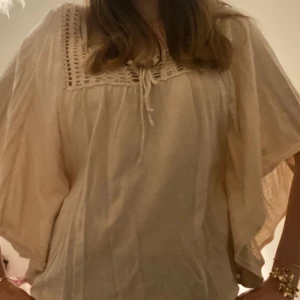 gullig blus - Så gullig blus med ” vida ärmar”. Bra skick💘