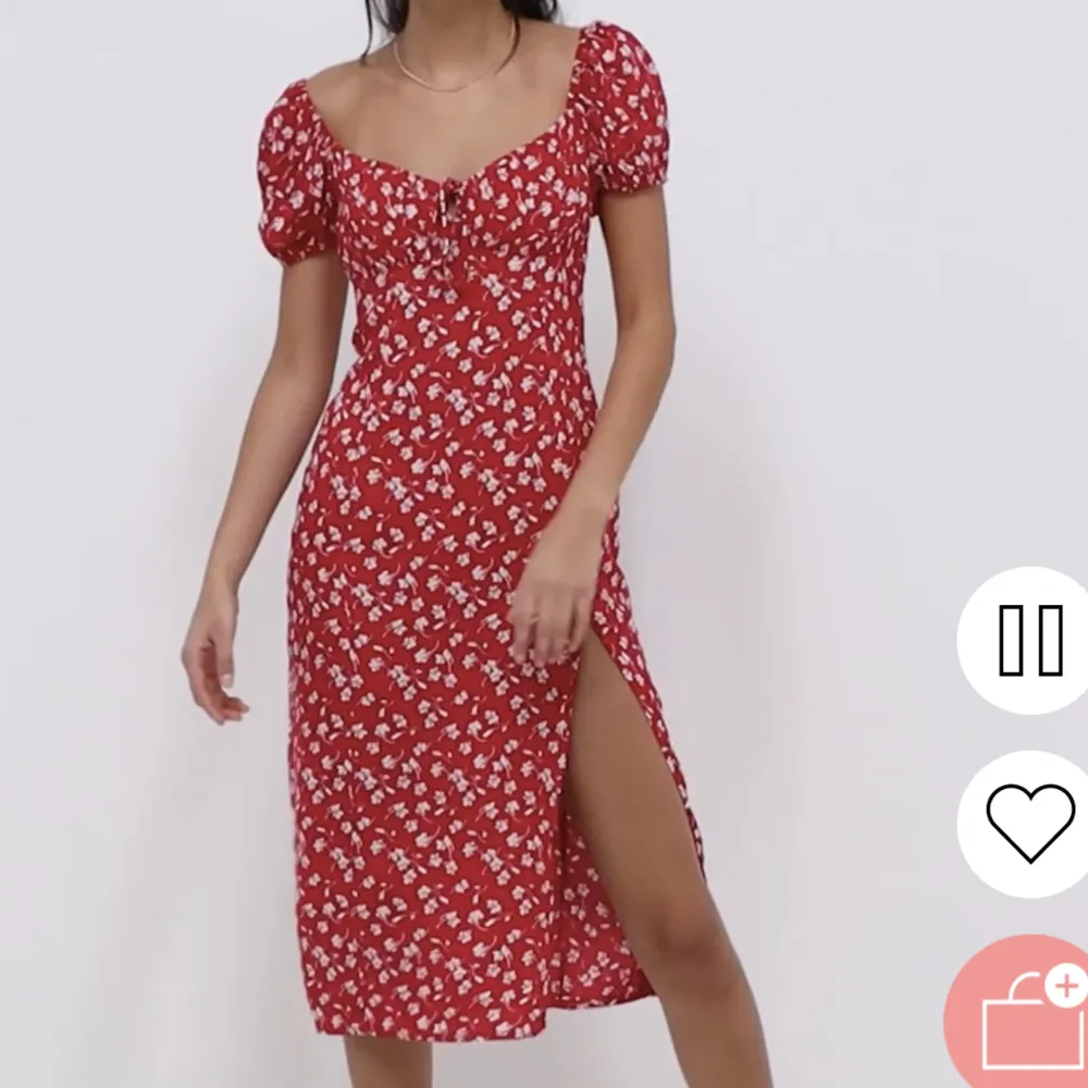 Slutsåld super söt röd, vit blommig klänning från Nelly🩷Färgen är mer som på bild 2. Använd fåtal gånger, nyskick! Nypris 399. Klänningar.