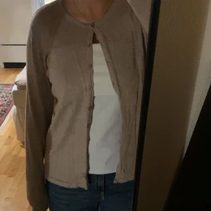 Ljusbrun kofta  - Söt kofta men har redan liknande❤️strl XL men passar mig som bär S❤️köparen står för frakten