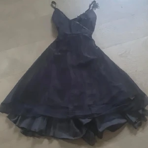 så vacker vintage mesh klänning❤️ - så vacker vintage klänning❤️ i fint skick passar xs/s såååå vacker❤️❤️❤️köpt sacond hand för minst 8 år sen därav kan vara nån pärla som inte sitter fast eller nått  litet lättfixat men annars jättefin inte sönder nånstans🤍