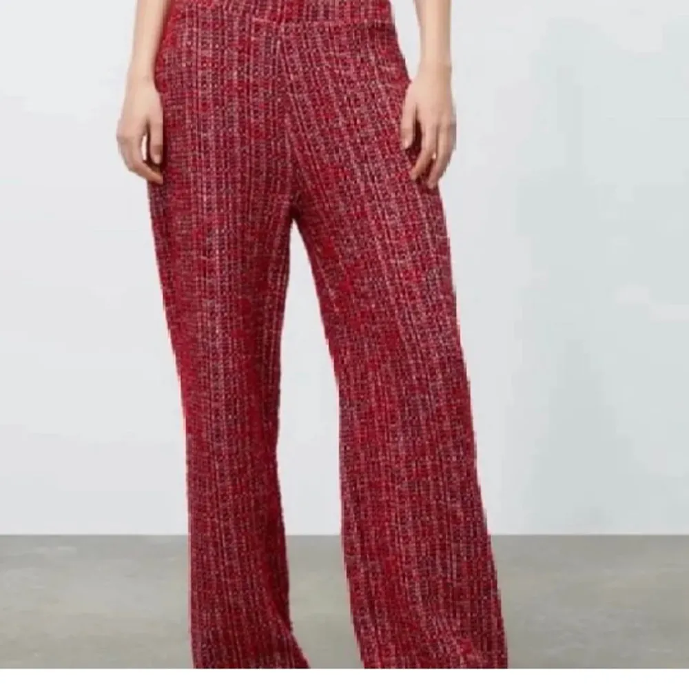 Söker dessa röda byxor från zara i storlek s-m. Är väldigt intresserad så hör av dig om du vill sälja . Jeans & Byxor.