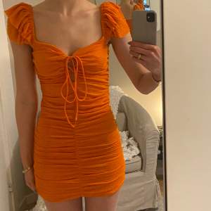 Orange klänning från Zara med prislappen kvar! nypris 359kr🖤