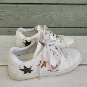 Sneakers skinn stl 37 - Supersnygga i sköna sneakers i äkta skinn i stl 37. Dekorativa stjärnor. Bra begagnat skick, endast normalt slitage. 