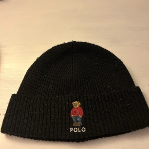 Ralph lauren mössa - Säljer min mössa från Ralph Lauren då den inte kommer till användning! Köpt på NK Göteborg. Riktigt skön och stilren mössa! Vid snabb affär kan priset diskuteras.