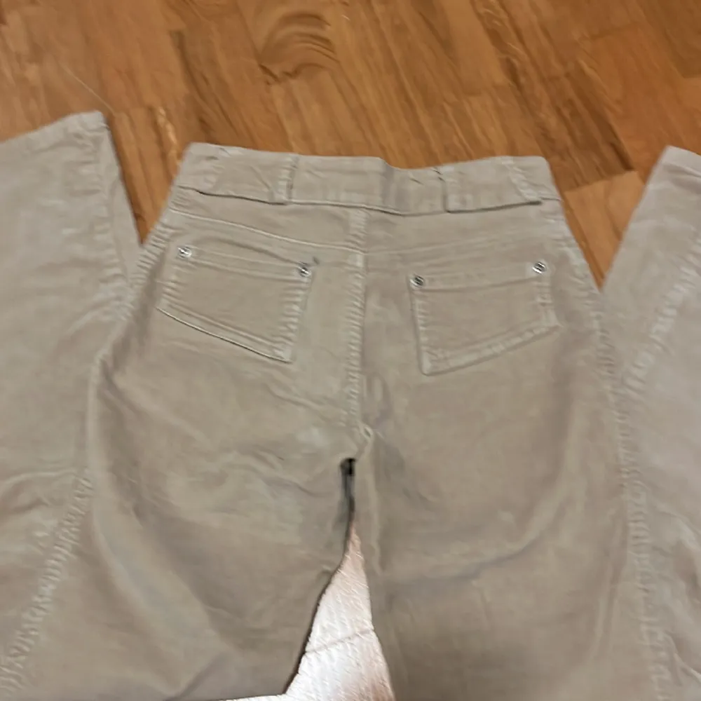 Snygga bootcut manchesterbyxor, midjemått: 32 cm, innerbenslängd: 72 cm. Jeans & Byxor.