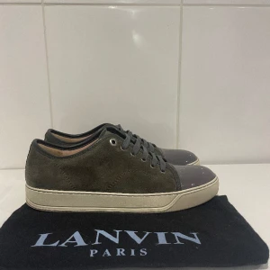 Lanvin skor  - Hej! Säljer nu dessa superfina gråa lanvin skor. Skorna är i nyskick 10/10. Dustbag medföljer. Uk 6 men passar 41/42