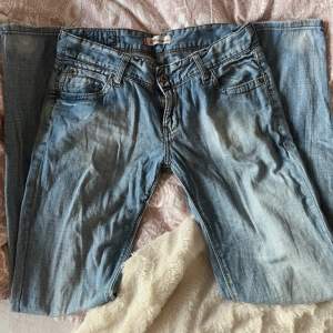 Ljusblå lågmidjade jeans från Levi’s. Midjemått: 36cm Innerbenslängd: 77cm.