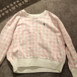Ralph lauren tröja - Jätte fin rutig Ralph lauren tröja. Den har tyvärr blivit för liten men sjukt fin. Jag är runt 1,65 cm. Det står att den är för 10 år men den passar s