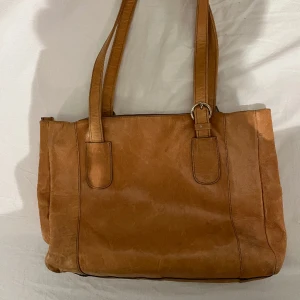 Vintage läder beige/gul väska!!🤎⭐️ - Detta är en vintage väska i läder som jag fyndade för ett år sedan!!  Den är i väldigt bra skick då det är läder och är väldigt praktisk! 🤎⭐️
