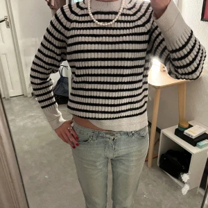 Snygg randig stickad tröja - Jätte cool bekväm randig stickad tröja! Nästan aldrig använd och har inga effekter!